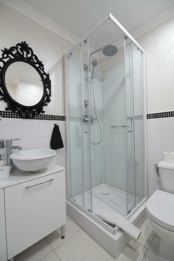 The White Apartment Varşovia Exterior foto