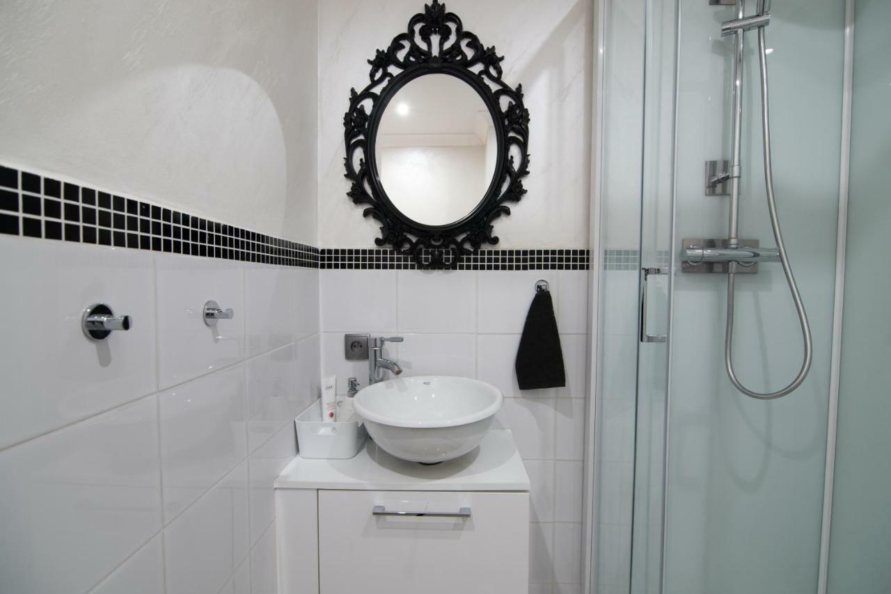 The White Apartment Varşovia Exterior foto